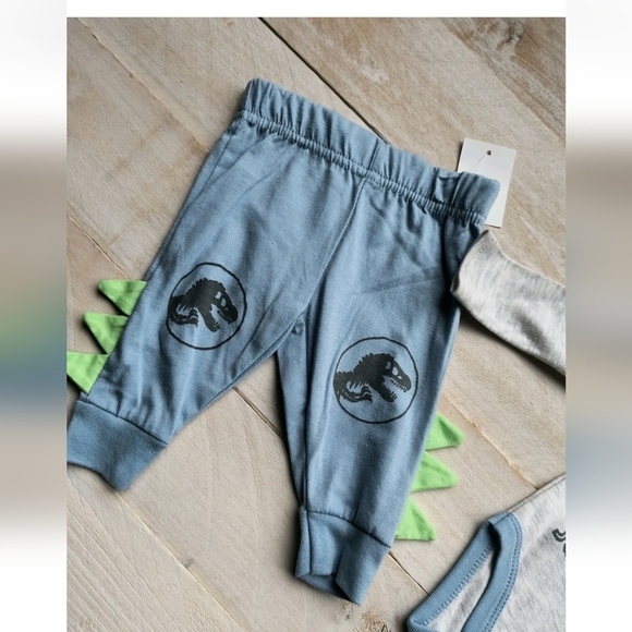 NWT Jurassic World Universal Baby 3pc Set Pants Shirt Bib Size 0-3 Months - Picture 3 of 6
